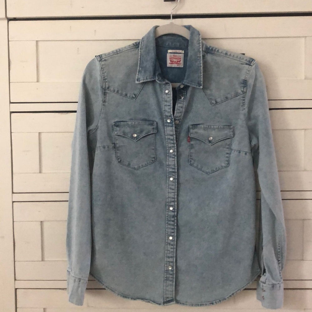 NWOT LEVI'S DENIM SNAP SHIRT IN WOMENS SIZE SMALL